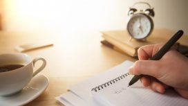 Ilustrasi aktivitas menulis. Sumber: Freepik.com