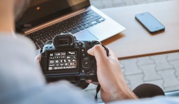 Ilustrasi Fotografer (Img: pexels.com/jeshootscom)