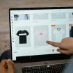 Ilustrasi Bisnis Kaos (Img: pexels.com/martproduction)