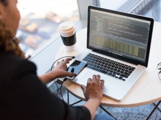 Ilustrasi Data Entry (Img:pexels.com/christina morillo)
