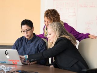 Ilustrasi Komunikasi Dengan Karyawan Lain (img: pexels.com by christina morillo)