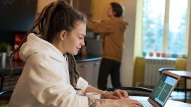 Ilustrasi Mahasiswa Kerja Freelance (Img: pexels.com/fauxels)