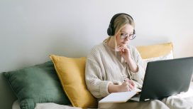 Ilustrasi Kuliah Online (Img: pexels.com by ivan samkov)