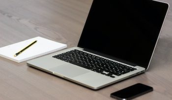 Ilustrasi Laptop (Img: pexels.com by karsten madsen)
