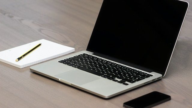 Ilustrasi Laptop (Img: pexels.com by karsten madsen)