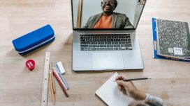 Iluatrasi Kuliah Online (Img: pexels.com by katerina holmes)