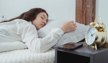 Ilustrasi Tidur (Img: pexels.com by miriam alonso)