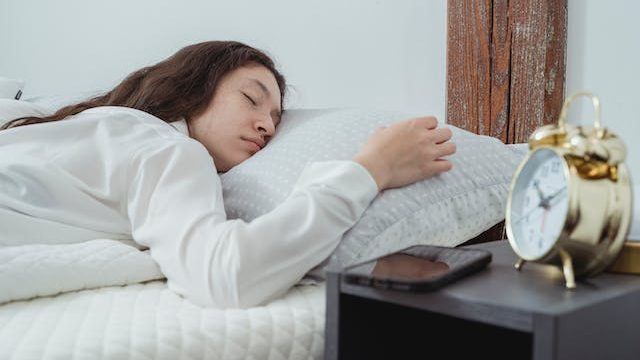 Ilustrasi Tidur (Img: pexels.com by miriam alonso)