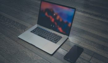 Ilustrasi Laptop (img: pexels.com by veeterzy)
