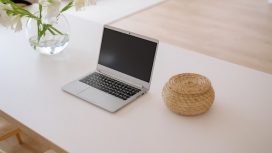 Ilustrasi Laptop (Img: pexels.com by yan krukau)