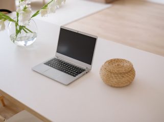 Ilustrasi Laptop (Img: pexels.com by yan krukau)