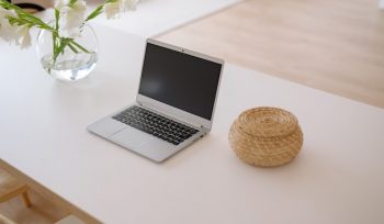 Ilustrasi Laptop (Img: pexels.com by yan krukau)