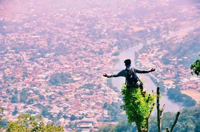 
Ilustrasi Mengenang Momen Liburan (img: direktoripariwisata.id)