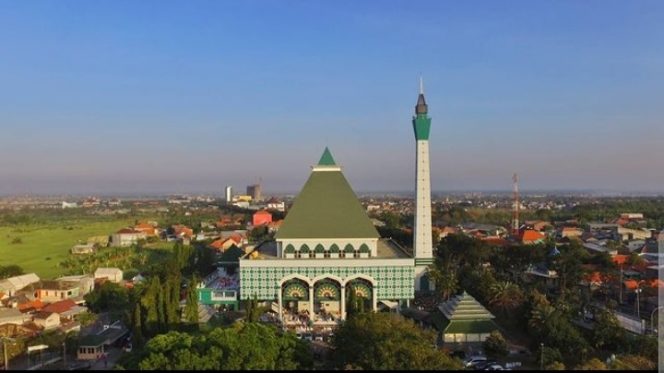 
Ilustrasi Masjid Agung Gresik (img: instagram @masjidagunggresik)