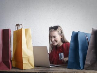 Ilustrasi Berbelanja (img: pexels.com by andrea piacquadio)