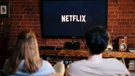Ilustrasi Menonton Acara TV (img: pexels.com by cottonbro studio)