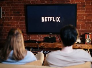 Ilustrasi Menonton Acara TV (img: pexels.com by cottonbro studio)