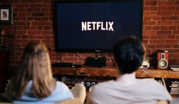 Ilustrasi Menonton Acara TV (img: pexels.com by cottonbro studio)