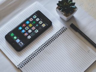 Ilustrasi Ponsel (img: pexels.com by jonathan robles)