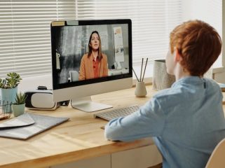 Ilustrasi Belajar Secara Online (img: pexels.com by julia m cameron)