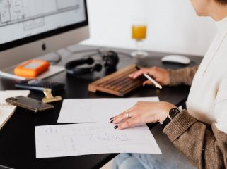 Ilustrasi Review Jurnal (img: pexels.com by karolina grabowska)