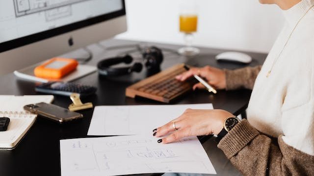 Ilustrasi Review Jurnal (img: pexels.com by karolina grabowska)