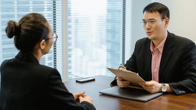 Ilustrasi Interview (img: pexels.com by mart production)