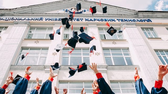 Ilustrasi Lulus Kuliah (img: unsplash.com)