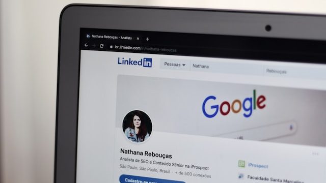 Ilustrasi Profil Linkedin (img: unsplash.com)