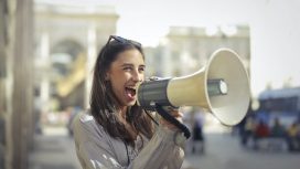 Ilustrasi Public Speaking (img: pexels.com by andrea piacquadio)