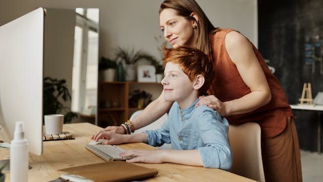 Ilustrasi Anak Sedang Belajar (img: pexels.com by julia m cameron)