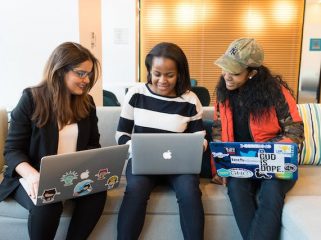 Ilustrasi Membuat Ide Tulisan (img: pexels.com by christina morilo)