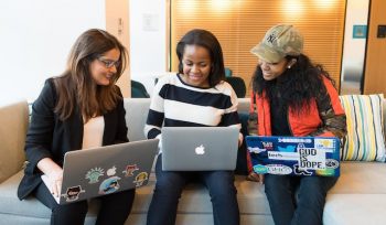 Ilustrasi Membuat Ide Tulisan (img: pexels.com by christina morilo)