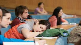 Ilustrasi Mahasiswa Tertidur di kelas (img: unsplash.com)