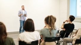 Ilustrasi Sedang Presentasi (img: pexels.com by fauxels)