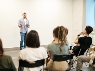 Ilustrasi Sedang Presentasi (img: pexels.com by fauxels)