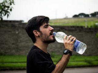 Ilustrasi Meminum Air (img: pexels.com by mauricio mascaro)