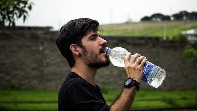 Ilustrasi Meminum Air (img: pexels.com by mauricio mascaro)