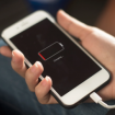 Ilustrasi Mengisi Daya I Phone (img: pexels.com by pixabay)