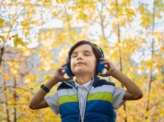Ilustrasi Mendengarkan Musik (img: pexels.com by jonas mohamadi)