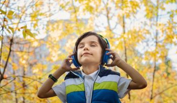 Ilustrasi Mendengarkan Musik (img: pexels.com by jonas mohamadi)