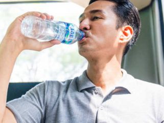 Ilustrasi Minum (img: sehat aqua)