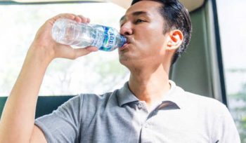 Ilustrasi Minum (img: sehat aqua)