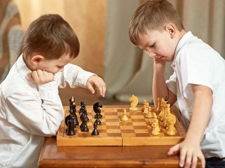 Ilustrasi Anak Sedang Memainkan Catur (img: pixabay.com)