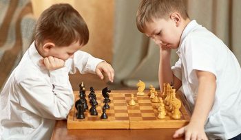 Ilustrasi Anak Sedang Memainkan Catur (img: pixabay.com)