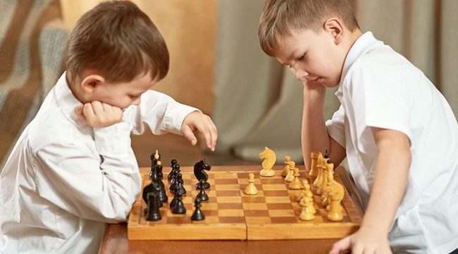 Ilustrasi Anak Sedang Memainkan Catur (img: pixabay.com)