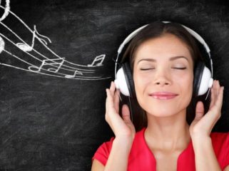 Ilustrasi Mendengarkan Lagu (img: rencanamu.id)