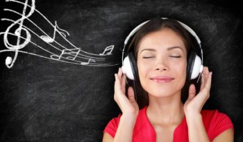 Ilustrasi Mendengarkan Lagu (img: rencanamu.id)