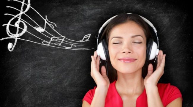 Ilustrasi Mendengarkan Lagu (img: rencanamu.id)