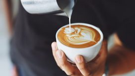 Ilustrasi Meminum Kopi (img: pexels.com by chevanon photography)